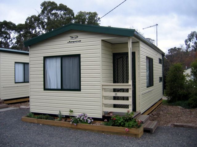 BIG4 Castlemaine Gardens Caravan Park - Castlemaine: Cottage accommodation ideal for families, couples and singles