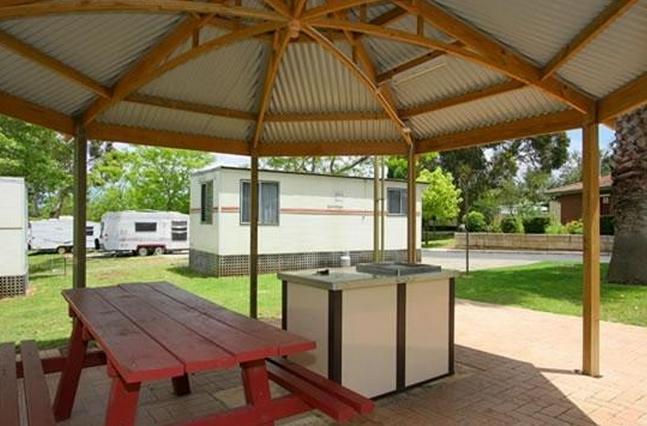 Perth Vineyards Holiday Park - Caversham: Sheltered outdoor BBQ