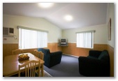 Perth Vineyards Holiday Park - Caversham: Lounge and dining room