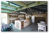 Perth Vineyards Holiday Park - Caversham: Camp kitchen and BBQ area