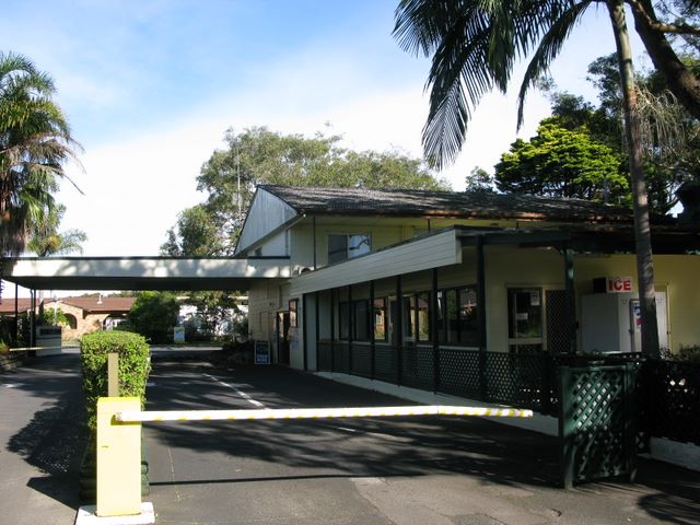 Sun Valley Tourist Park - Bateau Bay: Secure entrance and exit.  This photo also shows the restaurant and reception areas.