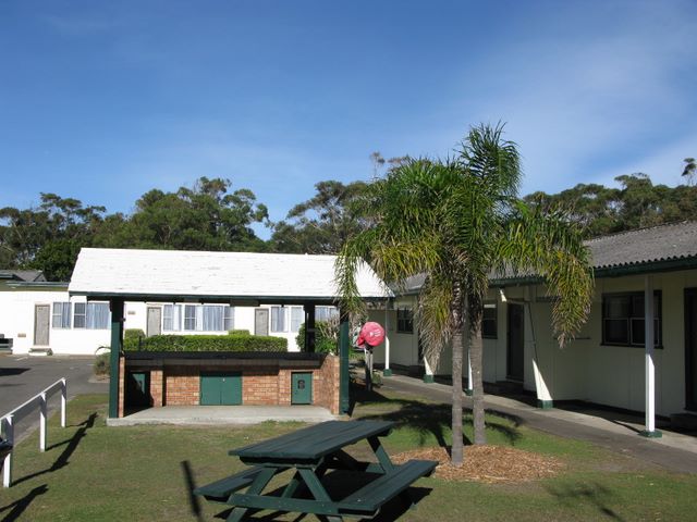 Sun Valley Tourist Park - Bateau Bay: Sheltered BBQ area adjacent to motel-style units