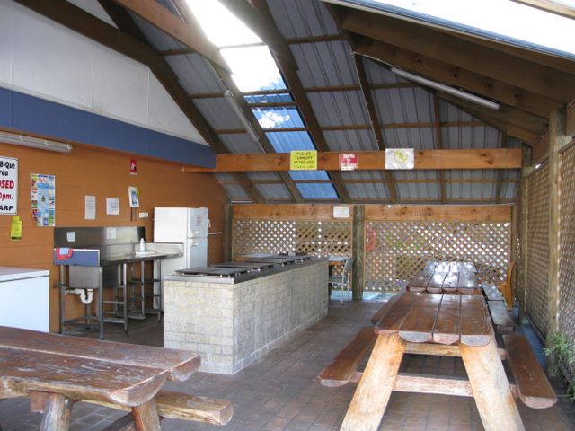 Dunleith Tourist Park - The Entrance: Camp kitchen and BBQ area