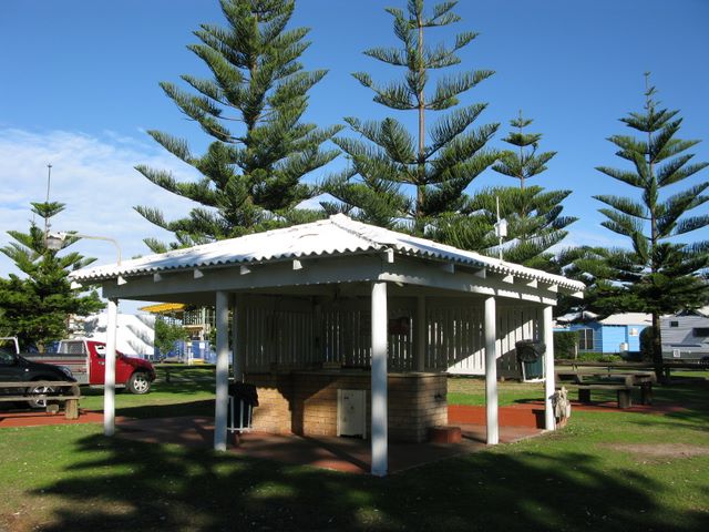 Toowoon Bay Holiday Park - Toowoon Bay NSW 2009: Outdoor BBQ area