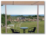 Cervantes Pinnacles Beachfront Caravan Park - Cervantes: Relaxation area with ocean view