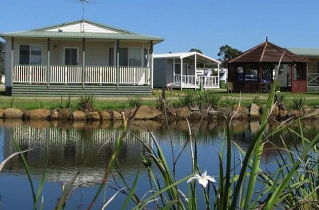BIG4 Valley Vineyard Tourist Park - Cessnock: Cottage accommodation, ideal for families, couples and singles with water views