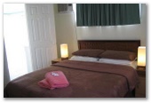 BIG4 Valley Vineyard Tourist Park - Cessnock: Cabin main bedroom