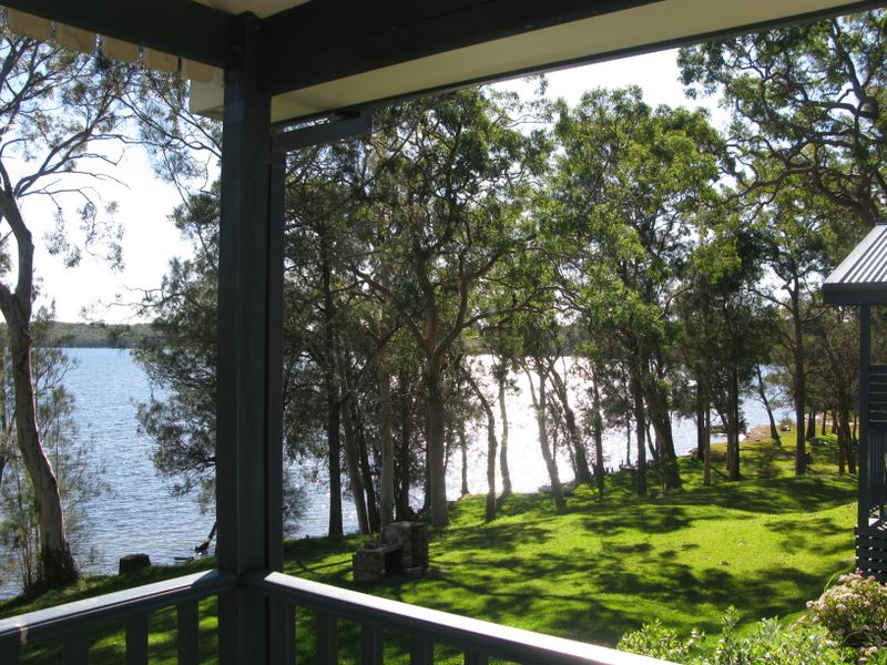 Macquarie Lakeside Village - Chain Valley Bay North: Magnificent location beside the lake.