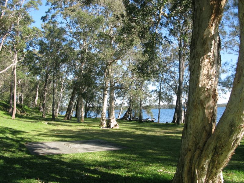 Macquarie Lakeside Village - Chain Valley Bay North: Lakeside picnic area