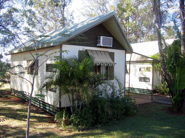 Sugar Bowl Caravan Park - Childers: Cottage accommodation ideal for families, couples and singles