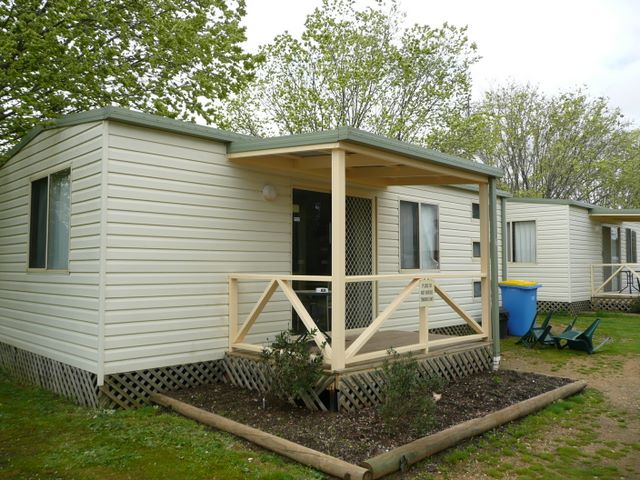 Lake Anderson Caravan Park - Chiltern: Cottage accommodation, ideal for families, couples and singles