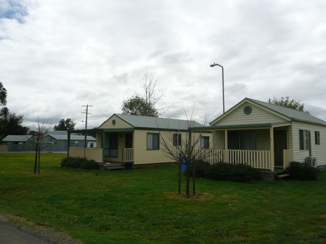 Lake Anderson Caravan Park - Chiltern: Cottage accommodation, ideal for families, couples and singles