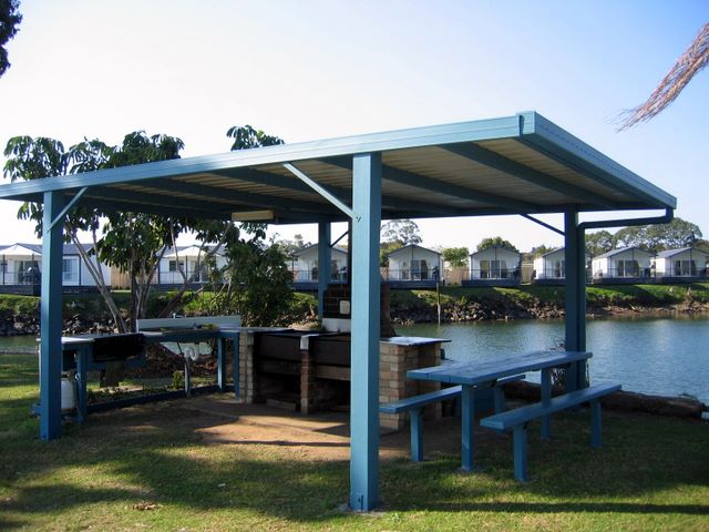 Tweed River Hacienda Holiday Park - Chinderah: BBQ area beside the marina