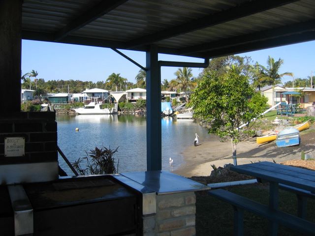 Tweed River Hacienda Holiday Park - Chinderah: View of the marina from the BBQ area