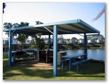 Tweed River Hacienda Holiday Park - Chinderah: BBQ area beside the marina