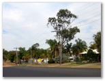 Clermont Caravan Park - Clermont: Overview of the park from the street