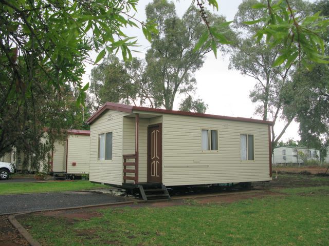 Cobar Caravan Park  - Cobar: Cottage accommodation, ideal for families, couples and singles