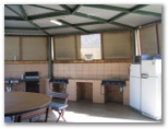 Oasis Caravan Park - Cobram: Camp kitchen and BBQ area
