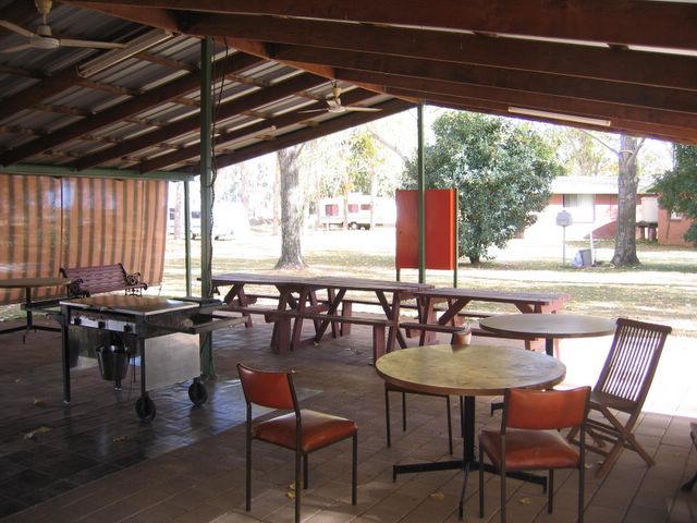 The Cobram Willows Caravan Park May 2006 - Cobram: Camp kitchen and BBQ area