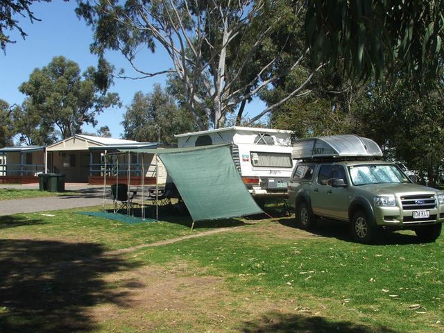 Coffin Bay Caravan & Camping Site - Coffin Bay: Powered sites for caravans with Amenities block in the background