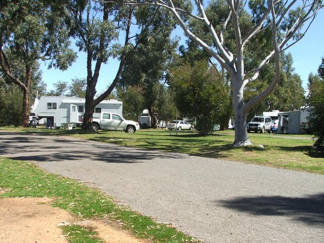 Coffin Bay Caravan & Camping Site - Coffin Bay: Gravel roads throughout the park