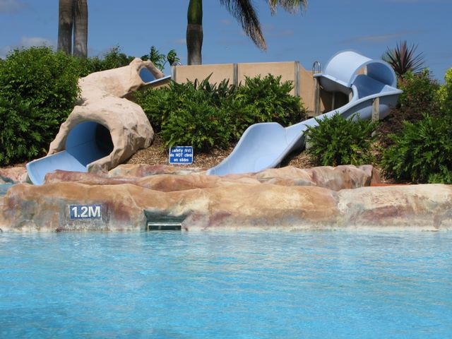 Park Beach Holiday Park - Coffs Harbour: Water slide in swimming pool