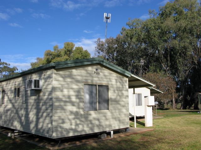 Riverview Caravan Park - Condobolin: Cottage accommodation ideal for families, couples and singles