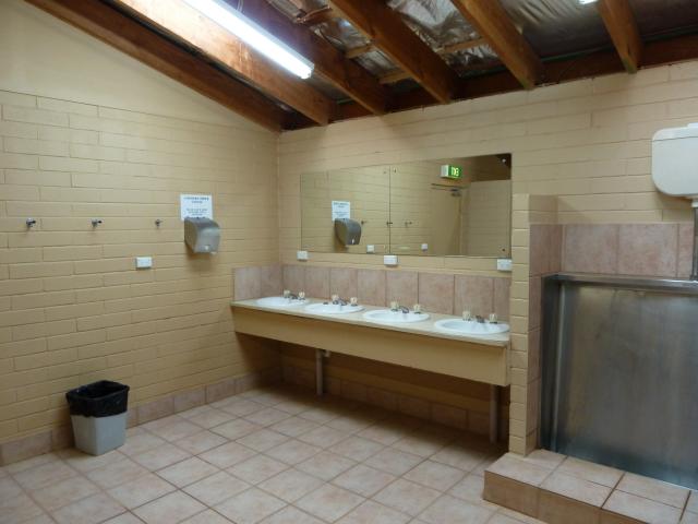 Opal Inn Caravan Park - Coober Pedy: Amenities, 20c for 4 minute shower. No water to van sites.