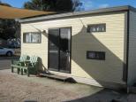 Coobowie Caravan Park - Coobowie: Cabins, and also beach front deluxe cabins across the roadway.