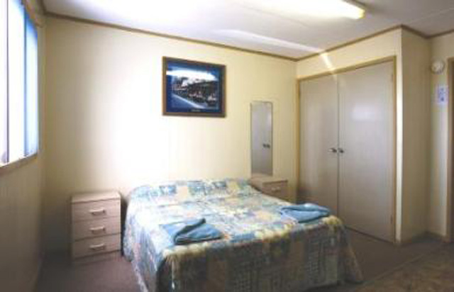 Coogee Beach Holiday Park - Coogee: Bedroom in Family Beach Chalet