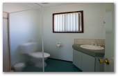 Coogee Beach Holiday Park - Coogee: Deluxe one bedroom unit showing bathroom.