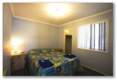 Coogee Beach Holiday Park - Coogee: Bedroom in Deluxe Family Chalet