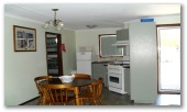 Coogee Beach Holiday Park - Coogee: Dining room in Deluxe Family Chalet