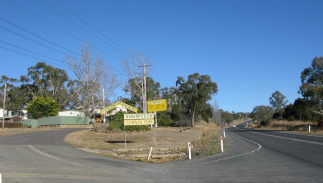 Cooma Tourist Park - Cooma: Entrance to the park from Monaro Highway