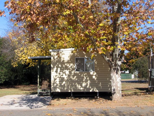 Cootamundra Caravan Park - Cootamundra: Cottage accommodation ideal for families, couples and singles
