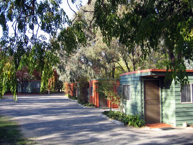 Corowa Caravan Park - Corowa: Cottage accommodation ideal for families, couples and singles
