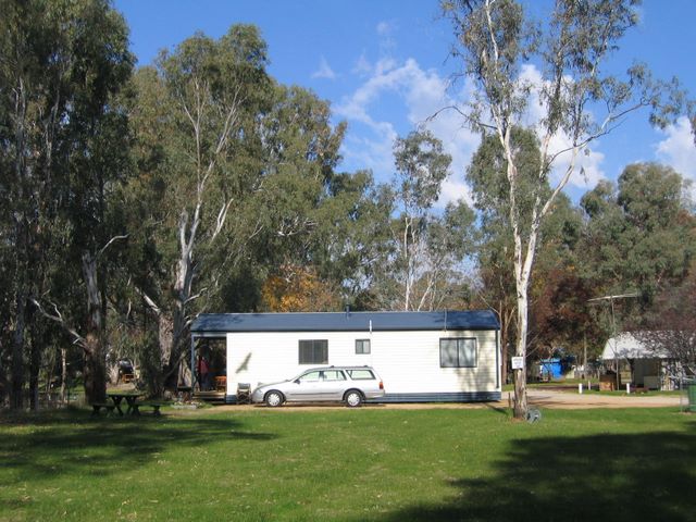 Bindaree Motel & Caravan Park - Corowa: Cottage accommodation, ideal for families, couples and singles
