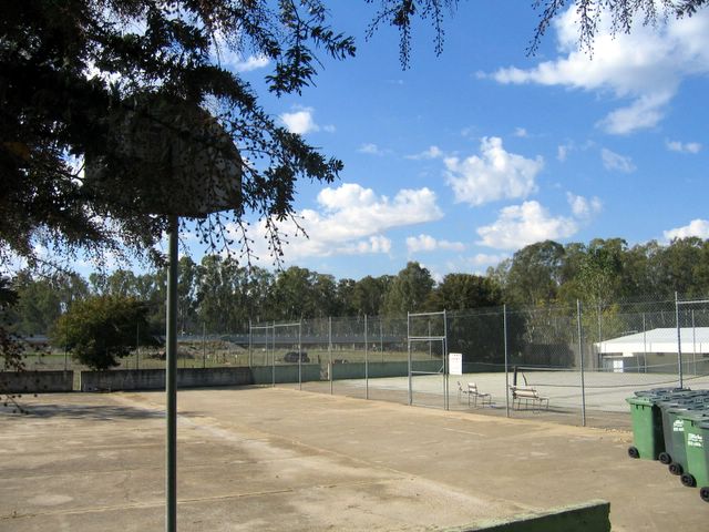 Rivergum Holiday Retreat 2006 - Corowa: Tennis and basketball facilities