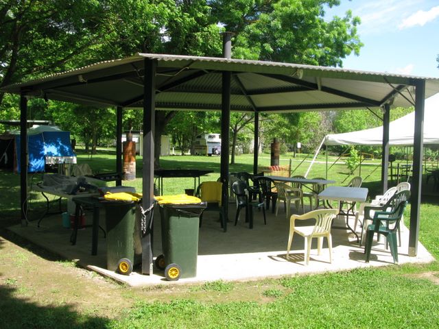 Colac Colac Caravan Park - Colac Colac near Corryong: Sheltered outdoor BBQ