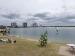 Cotton Tree Holiday Park - Cotton Tree: Maroochy river in front of caravan park