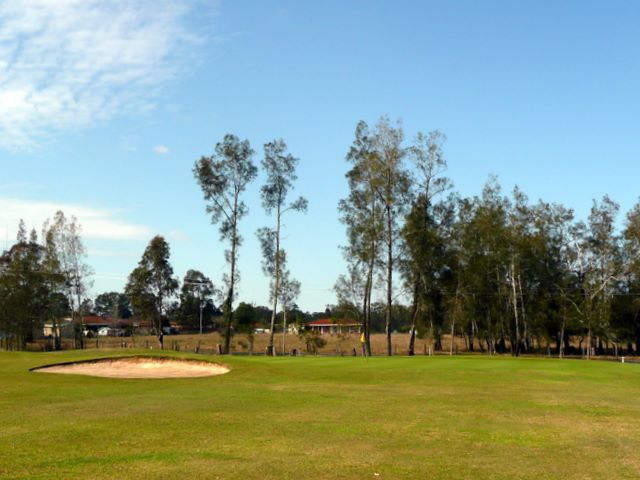 Orara Park Golf Course - Coutts Crossing: Approach to the Green on Hole 2