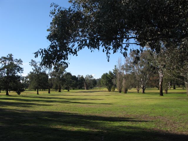 Cowra Golf Club - Cowra: Approach to the green on Hole 1