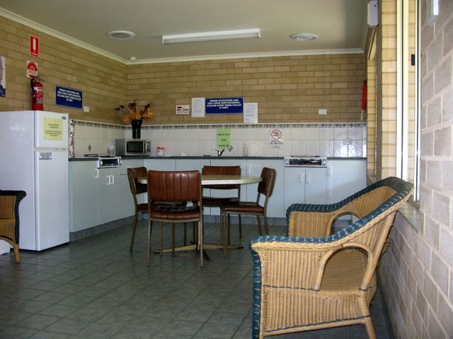 Cowra Van Park - Cowra: Interior of camp kitchen