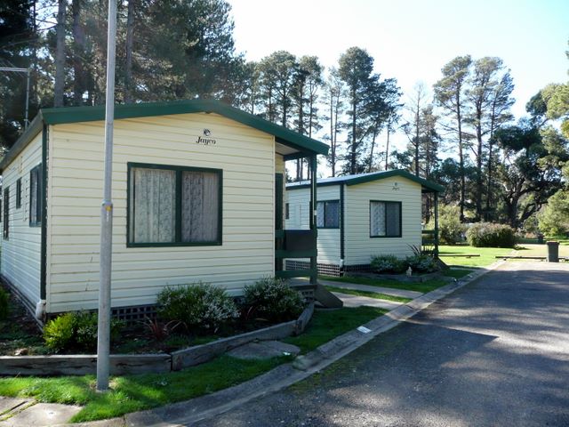 Creswick Calembeen Lake Caravan Park - Creswick: Cottage accommodation, ideal for families, couples and singles