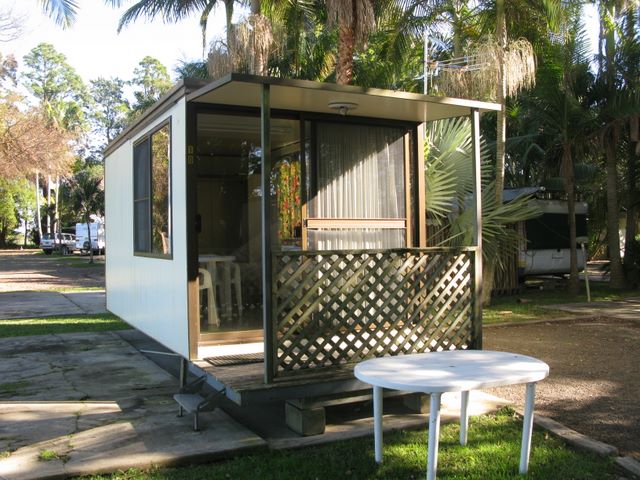 Riverside Caravan Park - Croki: Cabins for rent.