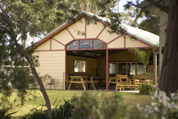 Swan Lake Tourist Village - Cudmirrah: Camp kitchen and BBQ area