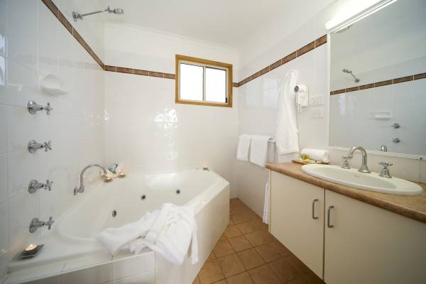 Swan Lake Tourist Village - Cudmirrah: Cabin spa bathroom