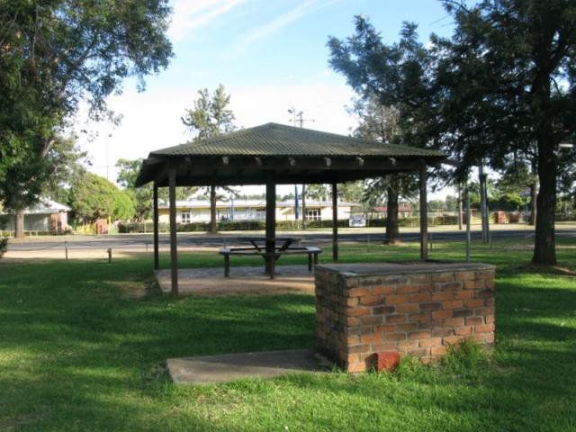 Gilgandra Rest Area - Gilgandra: Undercover picnic tables to shield you from the sun and rain. 
