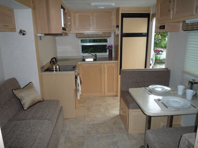 Cut Loose RV Fifth Wheelers - Burleigh Heads: Investigator Kitchen and Dining