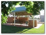 Coomealla Club Caravan Park Resort - Dareton: Sheltered outdoor BBQ